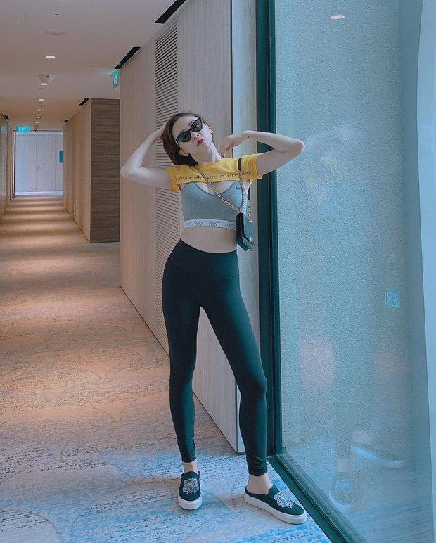 Bạo hơn cả Ngọc Trinh, Tóc Tiên chơi lớn diện áo croptop ngắn cũn mặc như không mặc-2