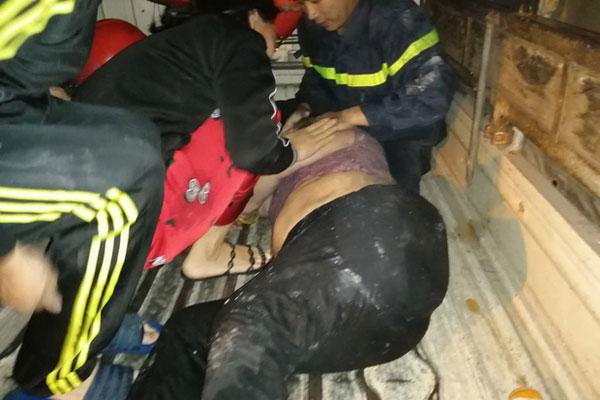 Hà Nội: Giải cứu 2 phụ nữ bị mắc kẹt trong đám cháy trên phố Lò Rèn-2