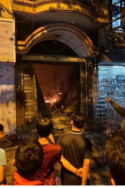 Hà Nội: Giải cứu 2 phụ nữ bị mắc kẹt trong đám cháy trên phố Lò Rèn-1