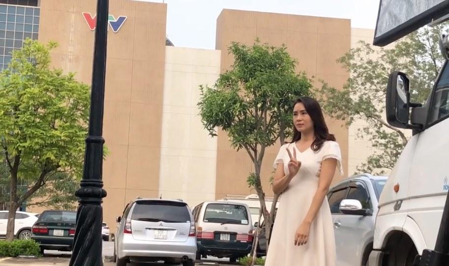 Hồng Diễm nhí nhố ở hậu trường cảnh quay căng thẳng trong Hoa hồng trên ngực trái-2