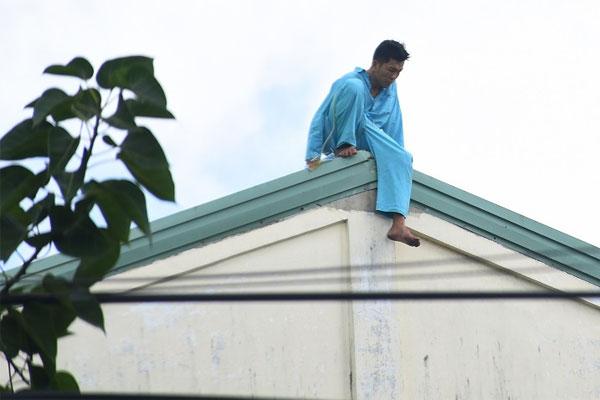 Người đàn ông tự cắt của quý ở Đà Nẵng lại leo nóc bệnh viện la hét-1