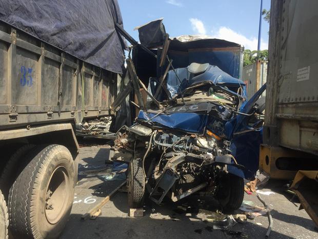 Tai nạn liên hoàn trên Xa lộ Hà Nội: Phụ xe tử vong mắc kẹt trong cabin, tài xế bị thương nặng-1