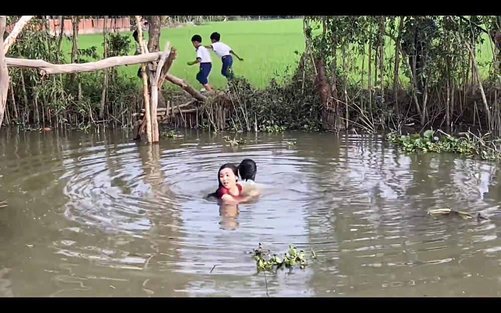 Cao Thái Hà từng té sông suýt chết, dầm mình dưới kênh bẩn-1