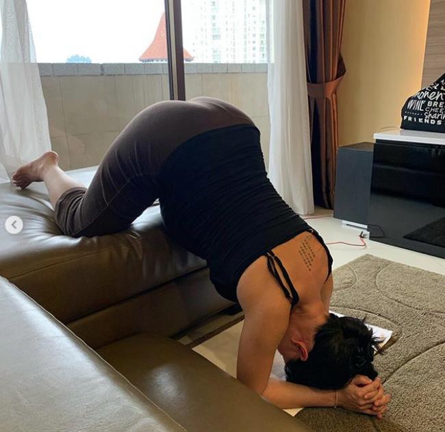 Đăng ảnh tập yoga ở tháng cuối thai kì, Shark Linh - Thương Vụ Bạc Tỷ làm ai cũng tò mò hình xăm sau lưng-3