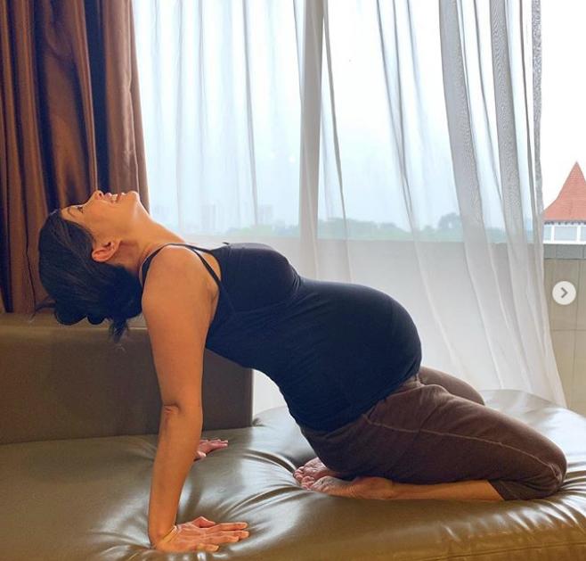 Đăng ảnh tập yoga ở tháng cuối thai kì, Shark Linh - Thương Vụ Bạc Tỷ làm ai cũng tò mò hình xăm sau lưng-2