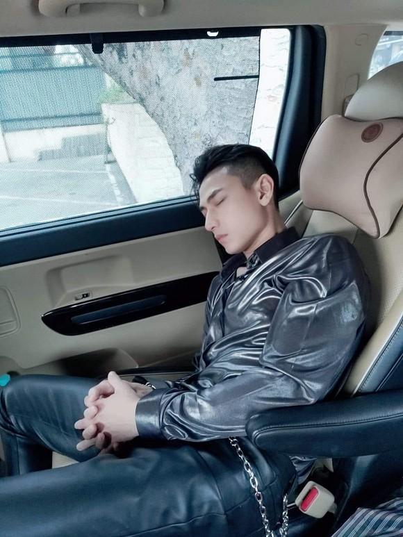 Bị chụp lúc ngủ say, Isaac vẫn xứng danh nam thần vì nhan sắc cực phẩm-1