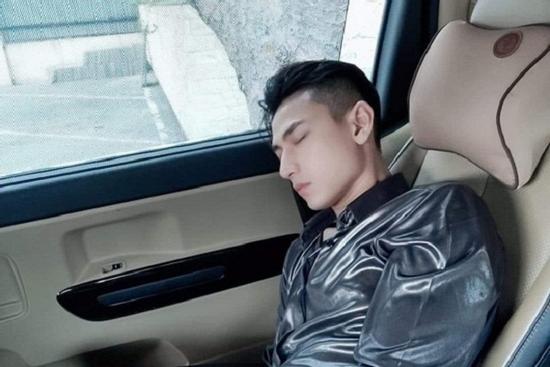 Bị chụp lúc ngủ say, Isaac vẫn xứng danh nam thần vì nhan sắc cực phẩm