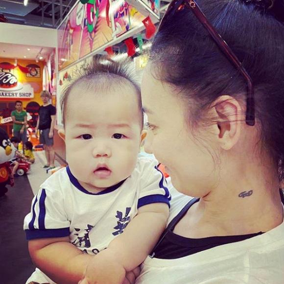 Trương Bá Chi đăng ảnh trực diện con trai thứ 3, gián tiếp đáp trả tin đồn cha bé là người ngoại quốc-1