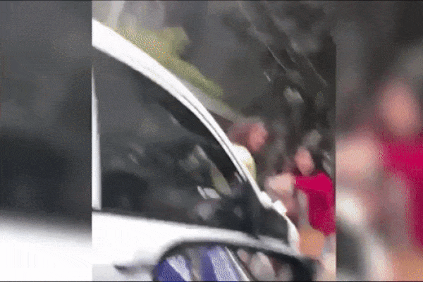 Clip: Sôi máu nhìn cảnh con trai lực lưỡng tát thẳng mặt bố đau ốm, nằm quặt quẹo trên giường-3