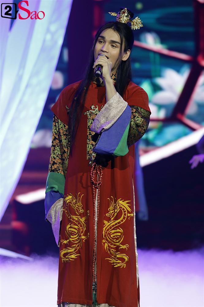 Nguyễn Trần Trung Quân gây sốt khi tái hiện nụ hôn đồng giới ngay trên sân khấu nghìn người-1