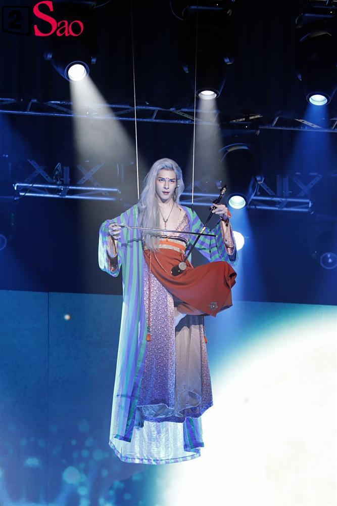 Nguyễn Trần Trung Quân gây sốt khi tái hiện nụ hôn đồng giới ngay trên sân khấu nghìn người-2