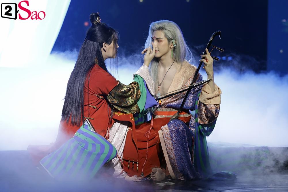 Nguyễn Trần Trung Quân gây sốt khi tái hiện nụ hôn đồng giới ngay trên sân khấu nghìn người-3