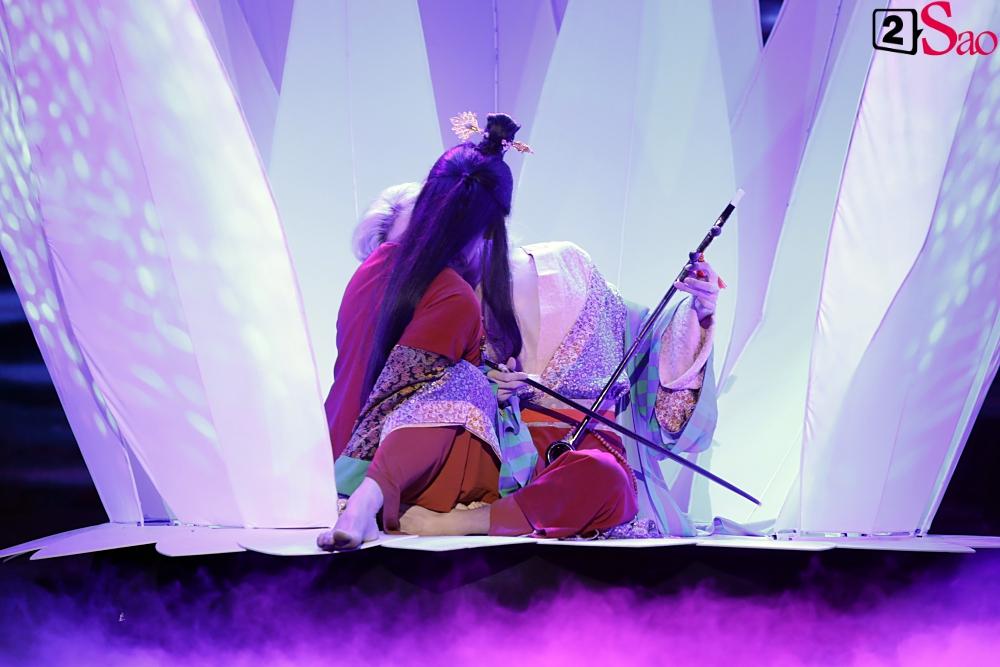 Nguyễn Trần Trung Quân gây sốt khi tái hiện nụ hôn đồng giới ngay trên sân khấu nghìn người-4