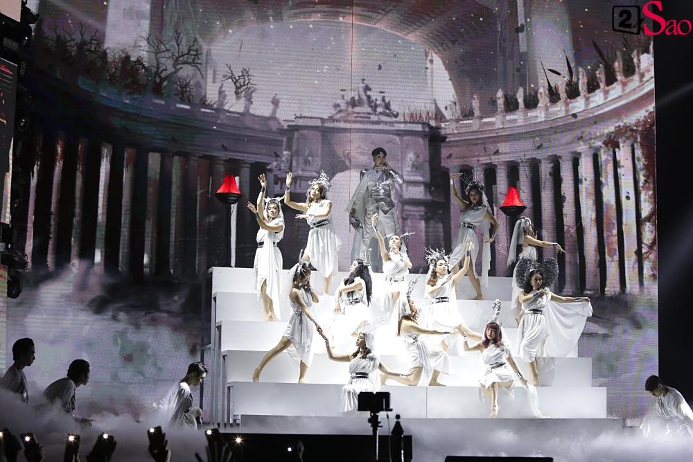 Nguyễn Trần Trung Quân gây sốt khi tái hiện nụ hôn đồng giới ngay trên sân khấu nghìn người-5