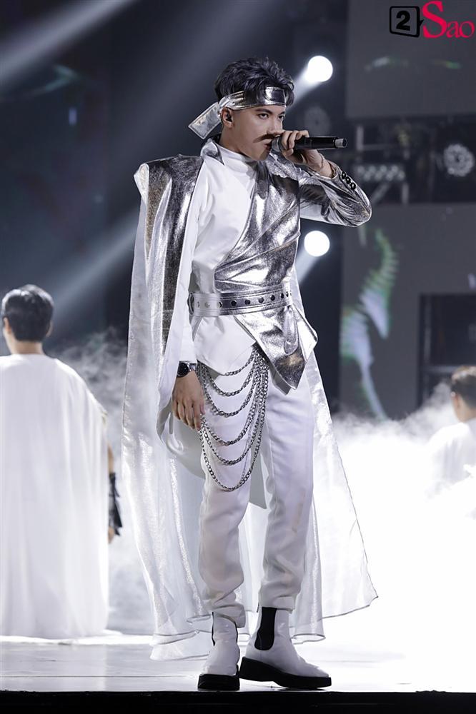 Nguyễn Trần Trung Quân gây sốt khi tái hiện nụ hôn đồng giới ngay trên sân khấu nghìn người-6