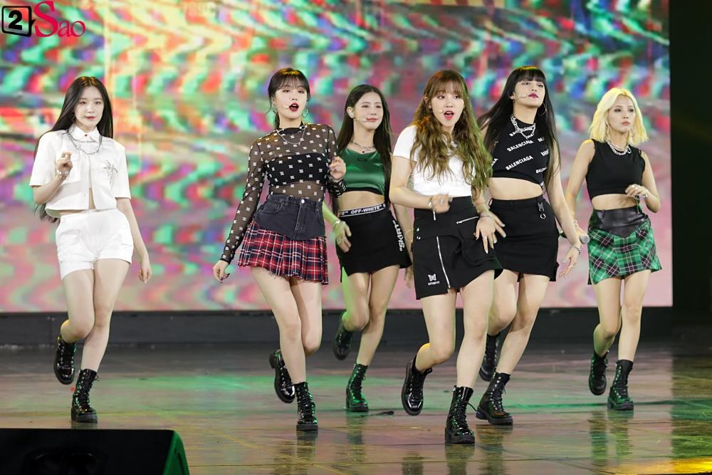 Nguyễn Trần Trung Quân gây sốt khi tái hiện nụ hôn đồng giới ngay trên sân khấu nghìn người-15