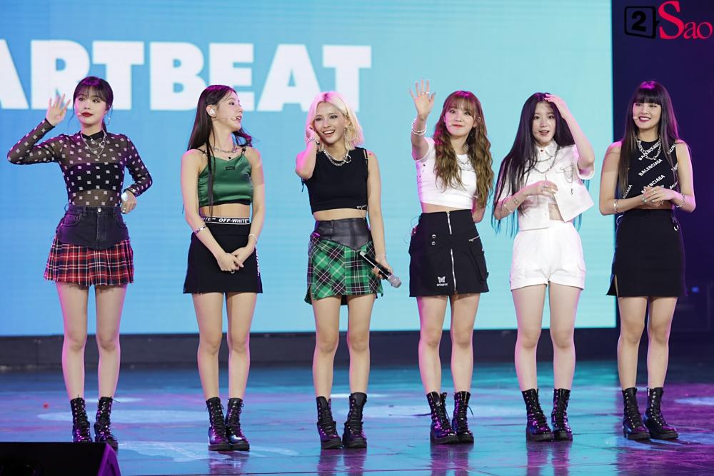 Nguyễn Trần Trung Quân gây sốt khi tái hiện nụ hôn đồng giới ngay trên sân khấu nghìn người-16