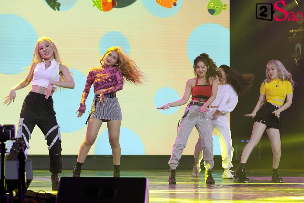 Nguyễn Trần Trung Quân gây sốt khi tái hiện nụ hôn đồng giới ngay trên sân khấu nghìn người-13