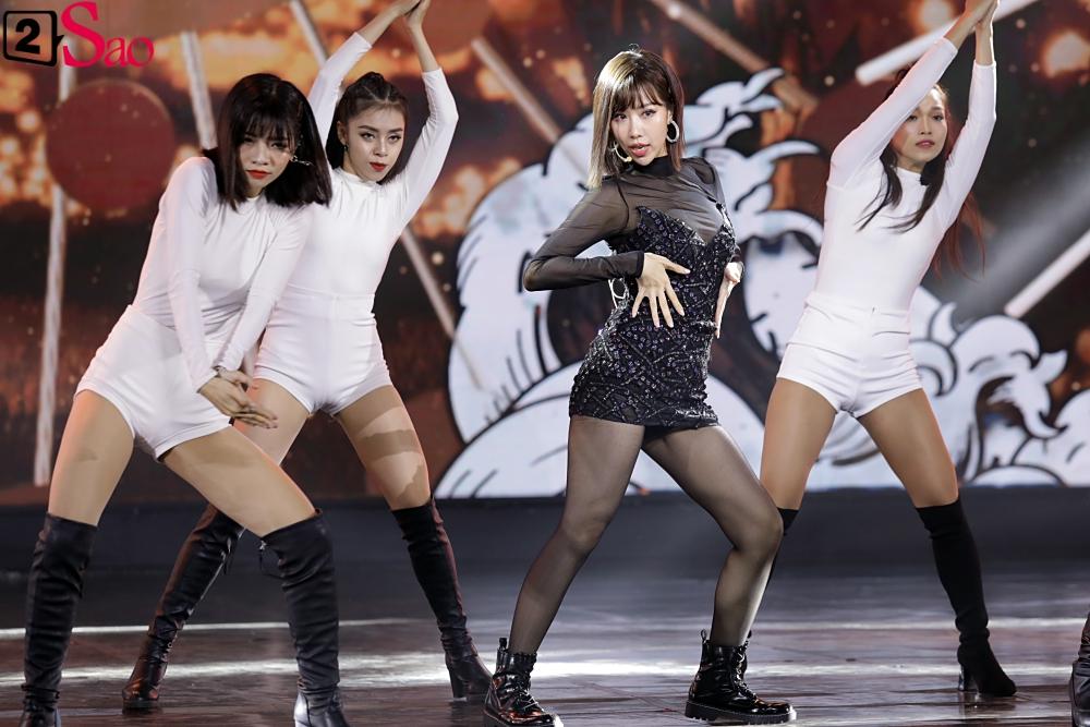 Nguyễn Trần Trung Quân gây sốt khi tái hiện nụ hôn đồng giới ngay trên sân khấu nghìn người-10