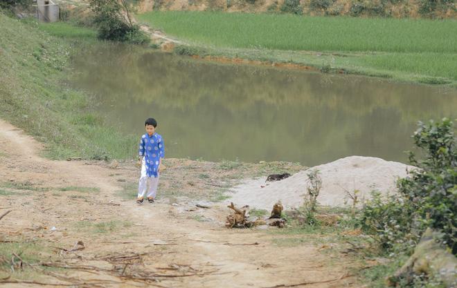 Ngày chị gái lấy chồng, em trai khóc cạn nước mắt, ngồi nhìn ra dòng sông-2