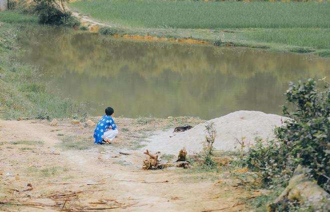 Ngày chị gái lấy chồng, em trai khóc cạn nước mắt, ngồi nhìn ra dòng sông-3