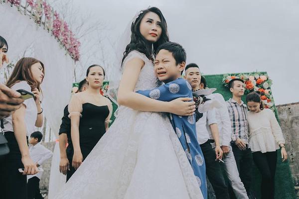 Ngày chị gái lấy chồng, em trai khóc cạn nước mắt, ngồi nhìn ra dòng sông-1