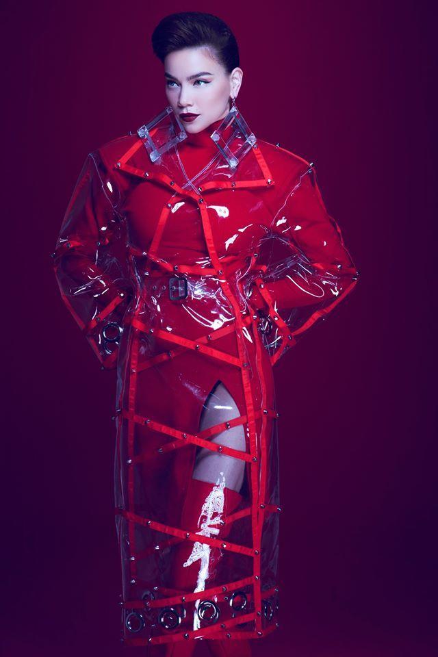 Tưởng mặc kín đáo ai ngờ Hồ Ngọc Hà phải lấy tay che ngực vì áo xuyên thấu không nội y-1