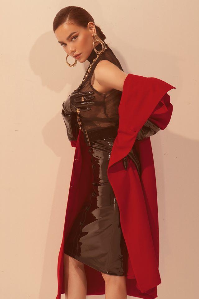 Tưởng mặc kín đáo ai ngờ Hồ Ngọc Hà phải lấy tay che ngực vì áo xuyên thấu không nội y-7