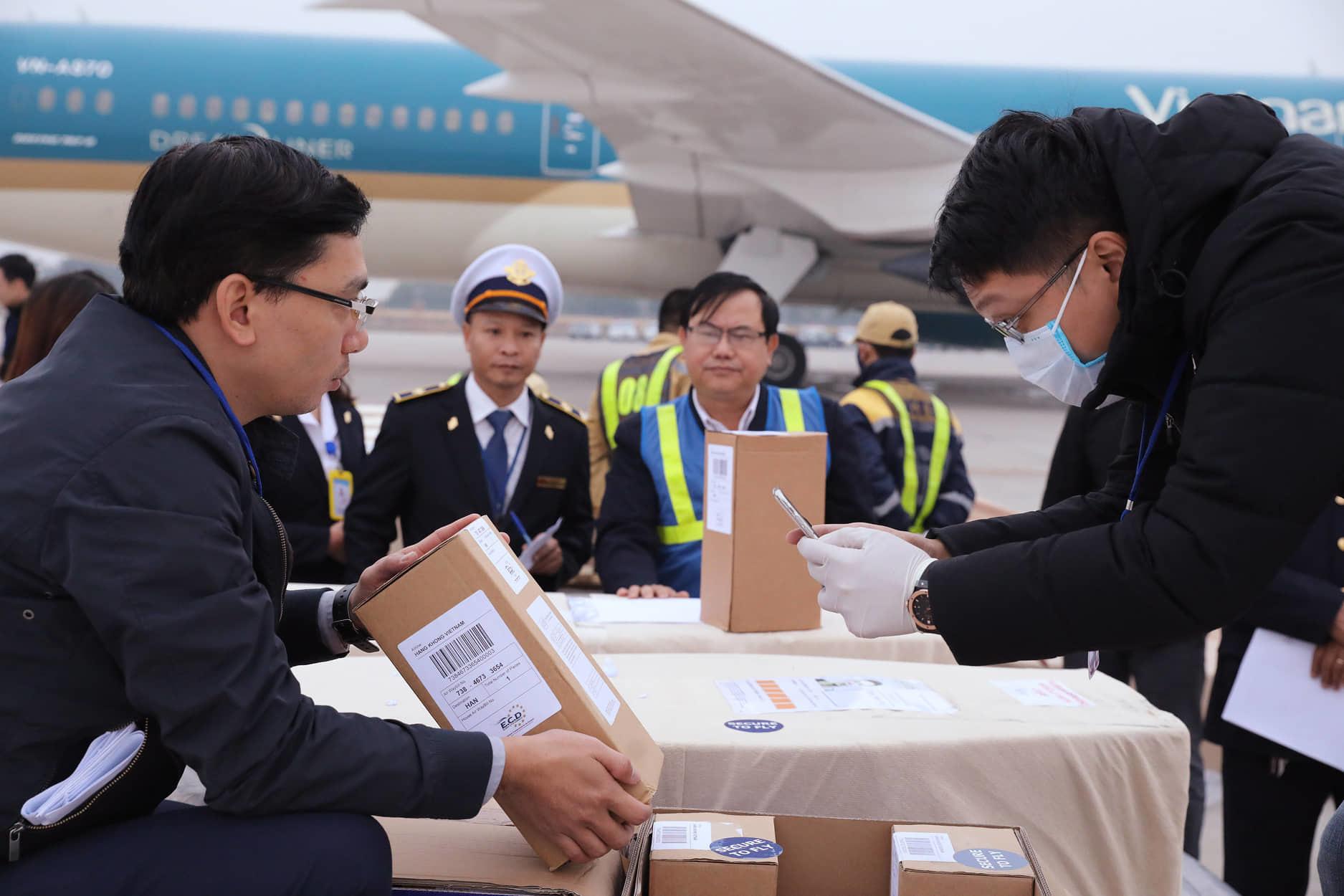 Thi thể, tro cốt 23 người Việt tử vong ở Anh đã về Việt Nam-2