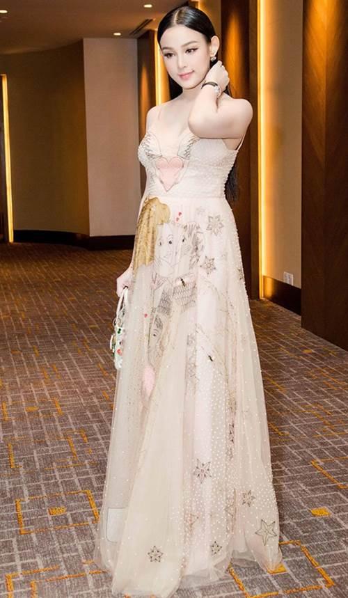 Tiết kiệm như Huyền Baby: Sắm chiếc đầm 230 triệu, đợi cả năm trời mới mặc lần 2-6