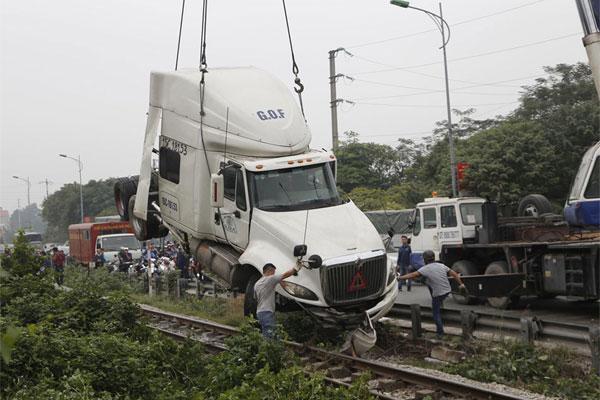 Cố băng qua đường ray, container bị tàu hỏa húc văng 10 mét-1