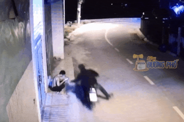 Clip: Kinh hoàng nhìn thanh niên bị cầu thủ đối phương đốn ngã, đạp gãy cổ trong trận bóng ở Thái Nguyên-4