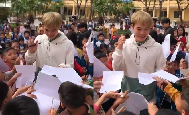 Văn Toàn bị fan nhí vây kín, xin chữ ký khi về thăm trường cũ-1