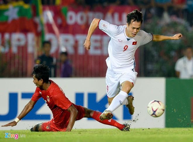 Văn Toàn bị fan nhí vây kín, xin chữ ký khi về thăm trường cũ-2