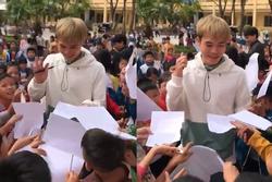Văn Toàn bị fan nhí vây kín, xin chữ ký khi về thăm trường cũ