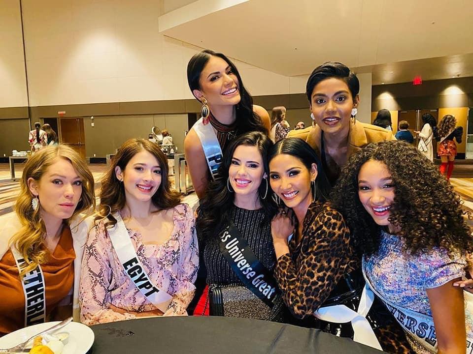 Ngày thứ hai tại Miss Universe 2019: Hoàng Thùy lộ vẻ nhợt nhạt, bị chê make-up không đẹp-7