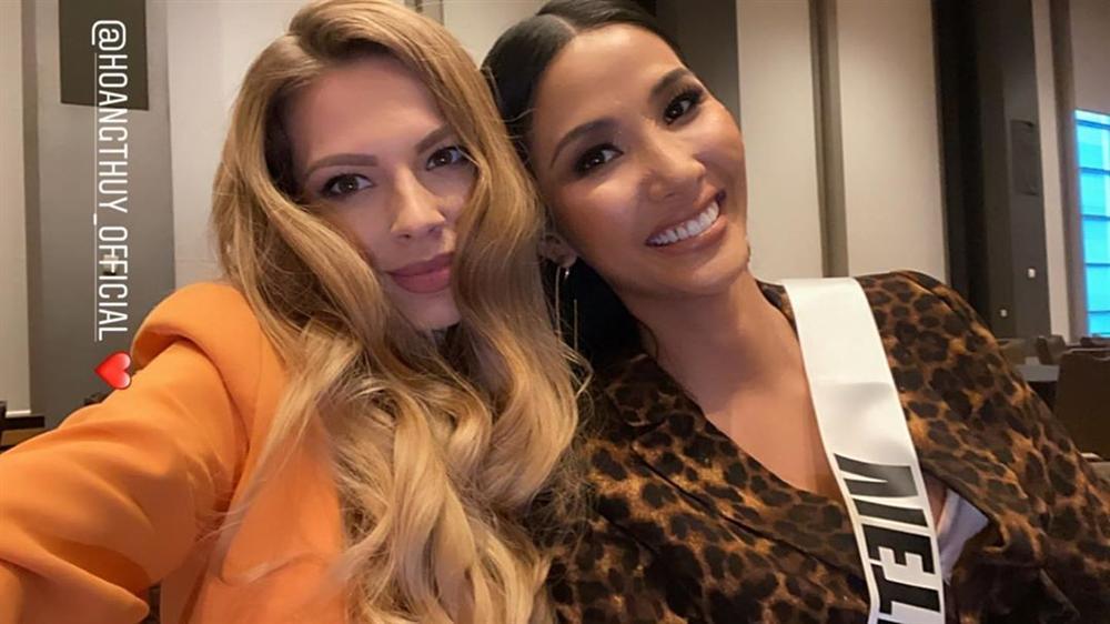 Ngày thứ hai tại Miss Universe 2019: Hoàng Thùy lộ vẻ nhợt nhạt, bị chê make-up không đẹp-10