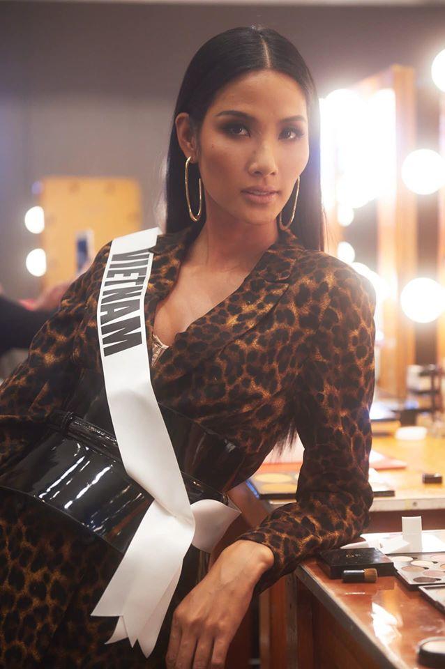 Ngày thứ hai tại Miss Universe 2019: Hoàng Thùy lộ vẻ nhợt nhạt, bị chê make-up không đẹp-9