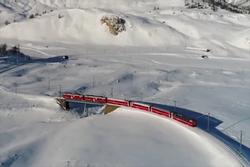 Tuyến đường sắt lạnh lẽo xuyên qua dãy Alps ở Thụy Sĩ
