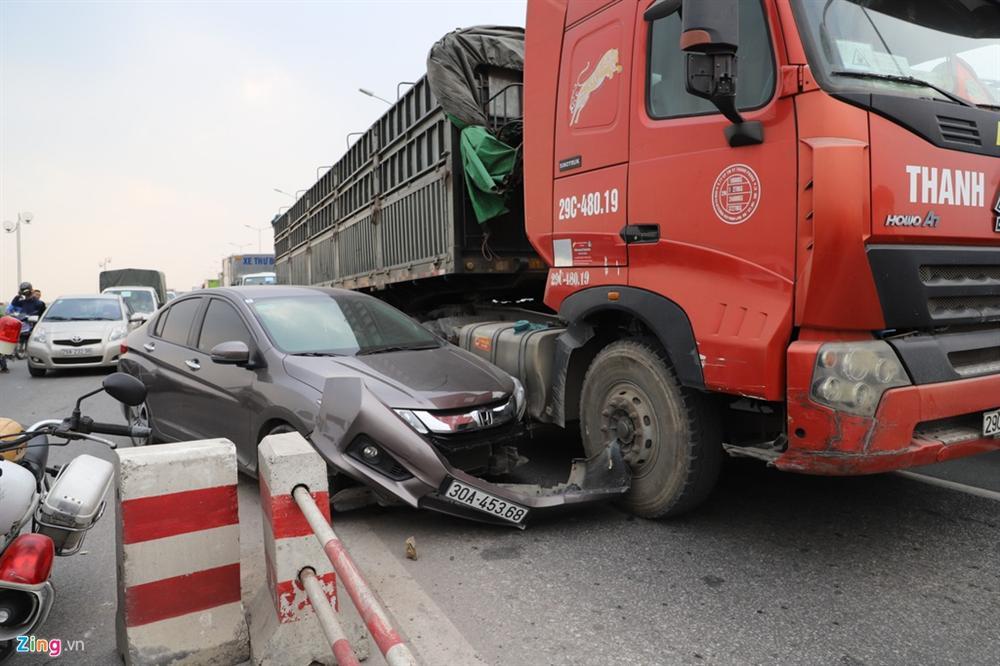 7 ôtô tông nhau liên hoàn, đường trên cao tắc gần 10 km-10