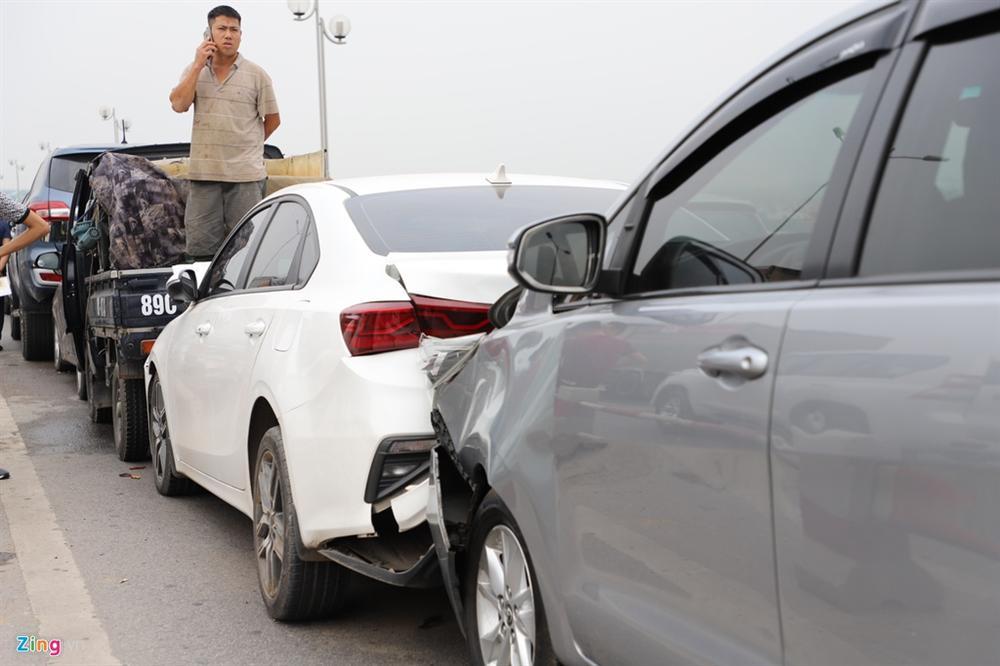 7 ôtô tông nhau liên hoàn, đường trên cao tắc gần 10 km-2