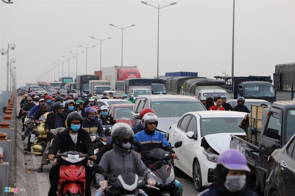 7 ôtô tông nhau liên hoàn, đường trên cao tắc gần 10 km-8