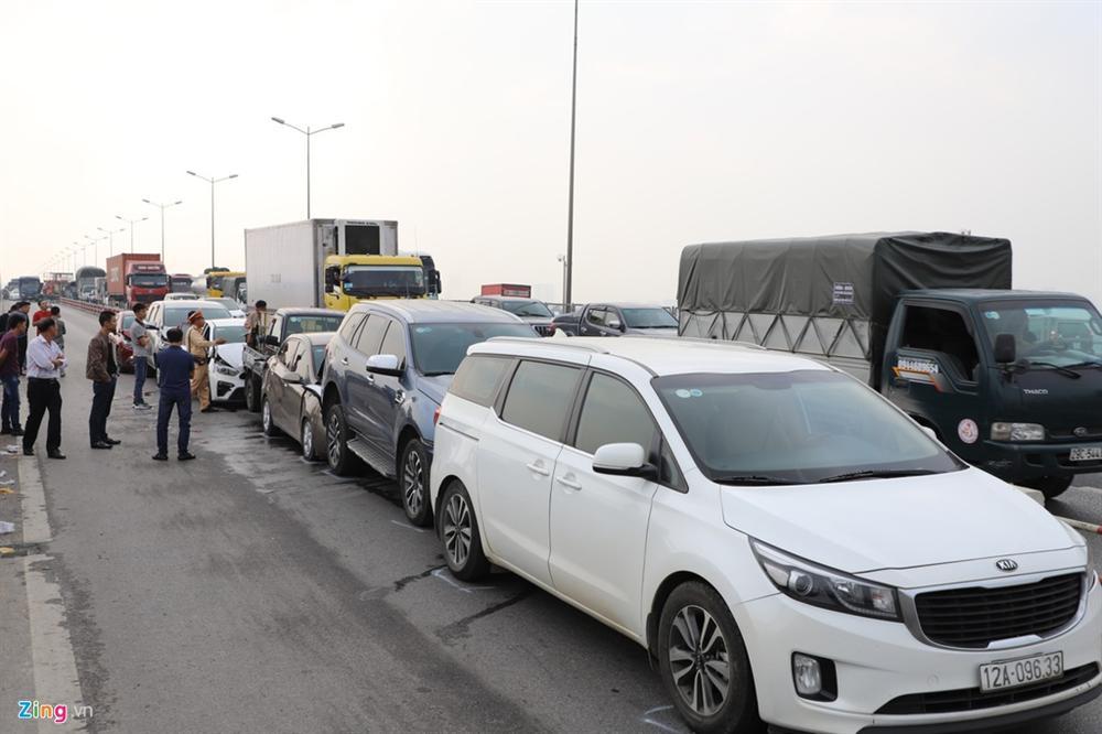 7 ôtô tông nhau liên hoàn, đường trên cao tắc gần 10 km-9