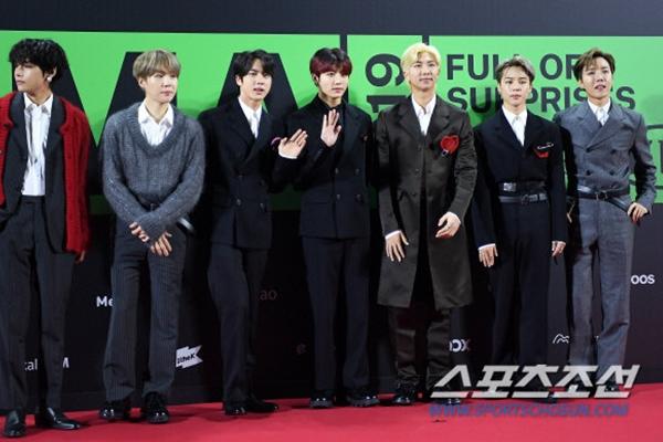 Jungkook (BTS) sửa sân khấu giúp nhân viên-1