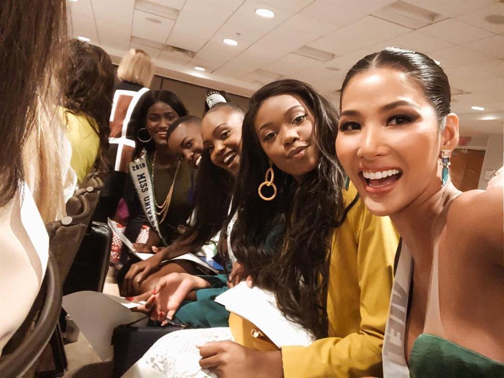 Miss Universe 2019 ngày thứ ba: Hoàng Thùy mặc đồ 2 trong 1, chặt đẹp chiều cao hoa hậu Venezuela-7