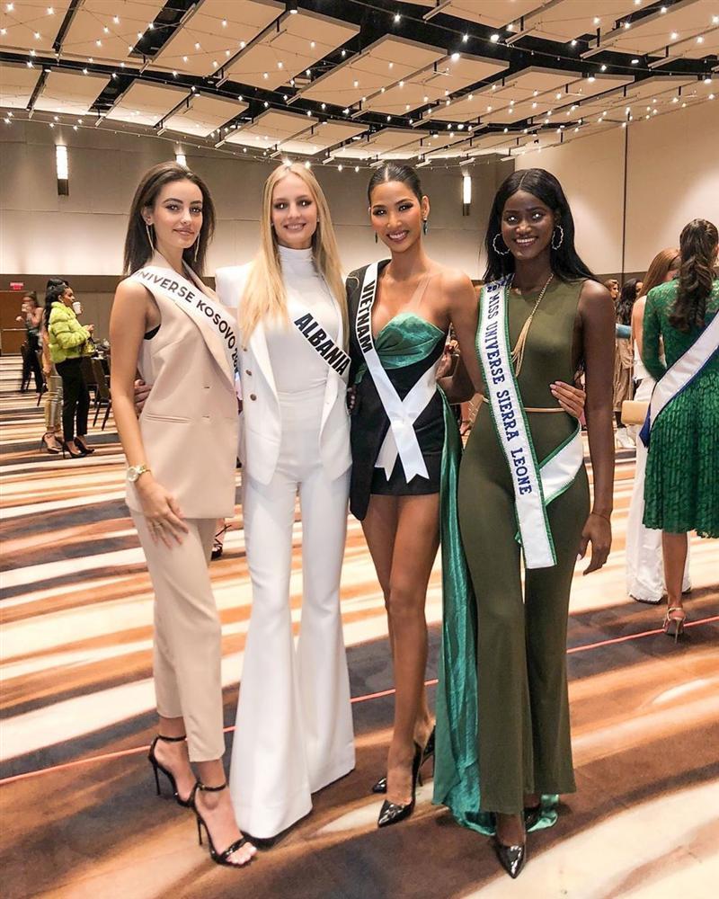 Miss Universe 2019 ngày thứ ba: Hoàng Thùy mặc đồ 2 trong 1, chặt đẹp chiều cao hoa hậu Venezuela-4