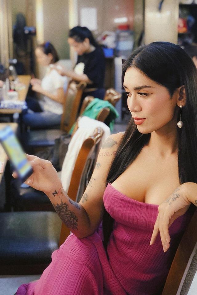 Body siêu ảo của BB Trần: Khi khoe ngực ngồn ngộn, lúc thì bụng 6 múi, giờ thì khác gì đuông dừa?-11