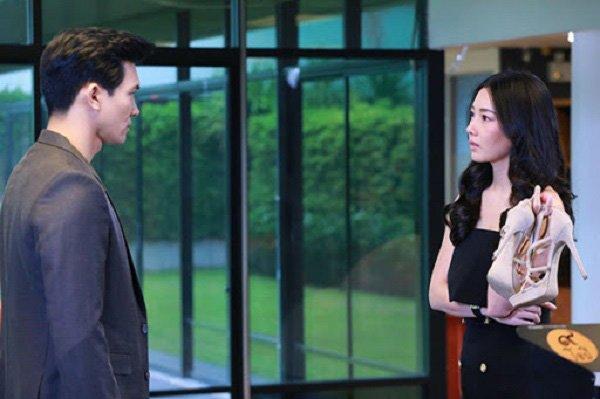 Bố dẫn bà hai về giới thiệu, vừa nhìn thấy mẹ kế tôi cứng họng không nói nên lời-1