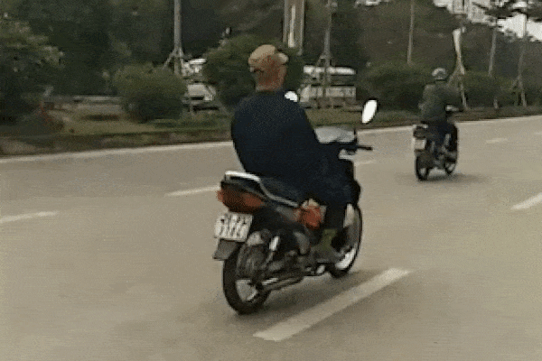 Clip: Giận tím người trước nữ tài xế chạy xe ngược chiều, nhất định không sửa sai Biết chạy chứ không biết lùi xe-2