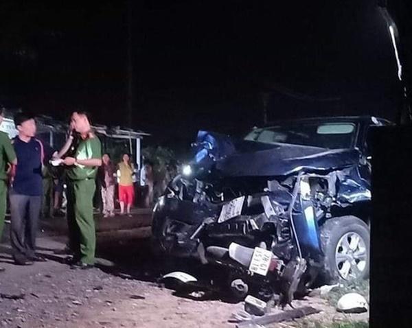 Nóng: Ô tô bán tải tông nhiều xe máy ở Phú Yên, 4 người chết, nhiều người bị thương trong đó có học sinh-1